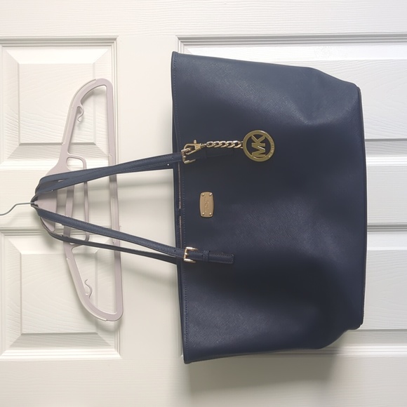 Michael Kors Jet Set Tote - Picture 2 of 12